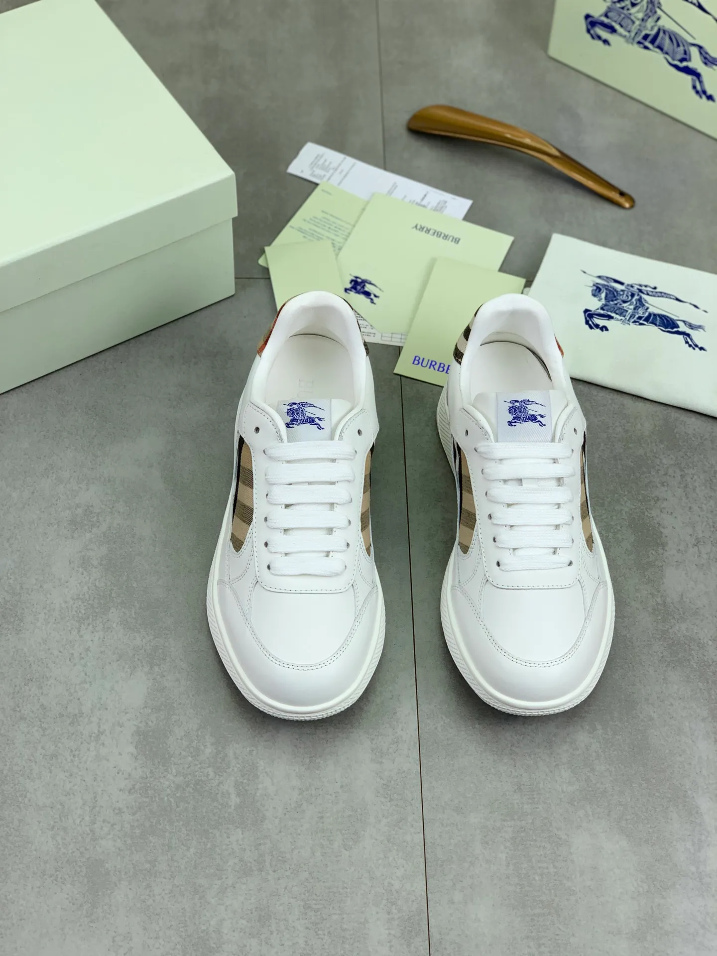 Factory price P640 [BURBERRY] Burberry - High-end quality original order (couples 🧑‍🤝‍🧑 style) - Upper: imported 🔝 original material - Lining: cowhide lining, feet; water-dyed cowhide - Outsole: ultra-light TPR rubber; two-color molded outsole - Super high quality control, fine workmanship: highlighted (high-end, extravagance, grade) -Size: 35-46 (male 38 46 Female 35 40 can be customized)·Color: Multiple colors available